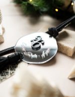 NOUS CONCEPT Κρεμαστό Γούρι Φράση με Φούντα | Ασημί Καθρέπτη Plexiglass (Μαύρο) - Image 2