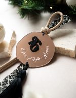 NOUS CONCEPT Κρεμαστό Γούρι Φράση με Φούντα | Μπρονζέ Καθρέπτη Plexiglass - Image 2